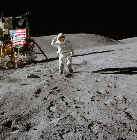 Duke salutes the flag at Descartes