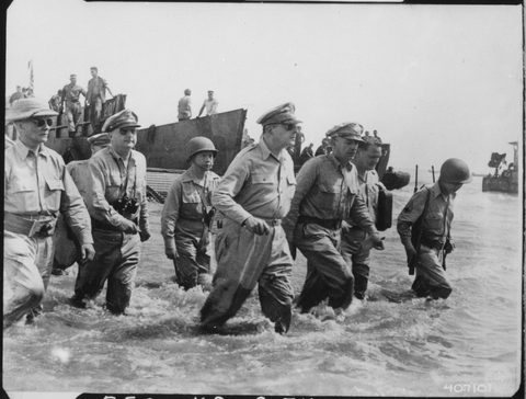 MacArthur returns to the Philippines